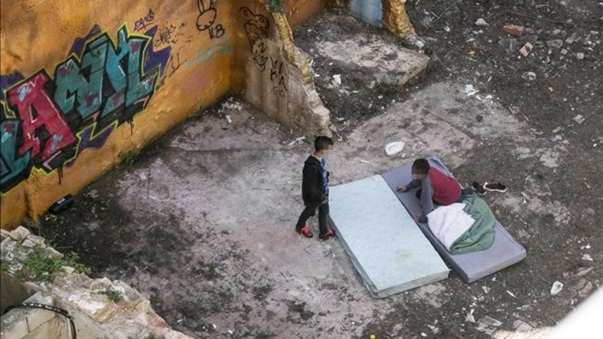 Dos chicos descansan en un colchón en un solar junto al Pou de la Figuera, cerca del mercado de Santa Caterina, en una imagen del 2016.