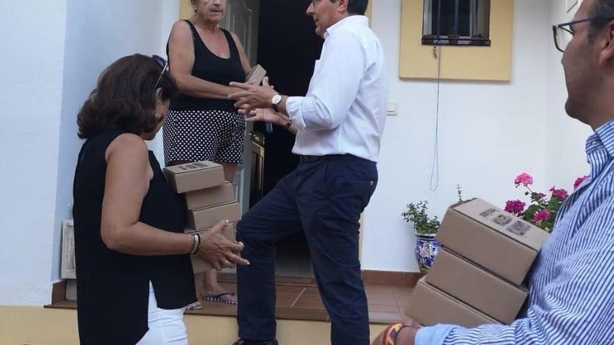 El candidato del PP en Rincón de la Victoria visita 5.000 casas: &quot;Soy Francis Salado ¿puede abrirme?&quot;