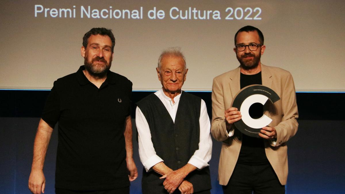 Els creadors de Càntut', Francesc Viladiu Llanes i Albert Massip Pinatella recullen el Premi Nacional de Cultura de mans d'Artur Blasco