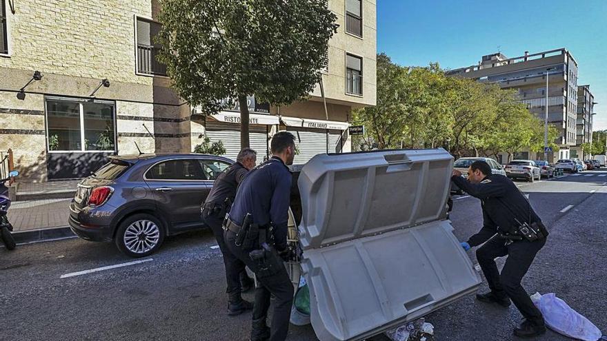 Policías retiraron de la calzada varios contenedores volcados por el viento, en este caso en la calle Orihuela de Altabix.