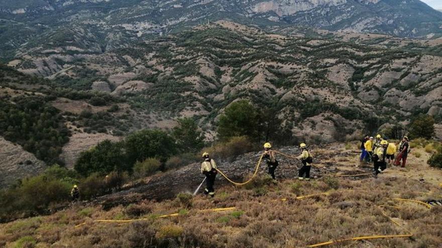 Els bombers treballant al lloc de l&#039;incendi