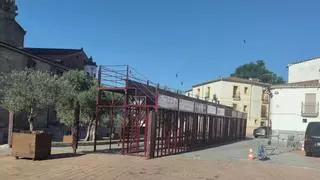 La instalación del vallado de protección de San Juan 2026 de Coria llega a su fase final