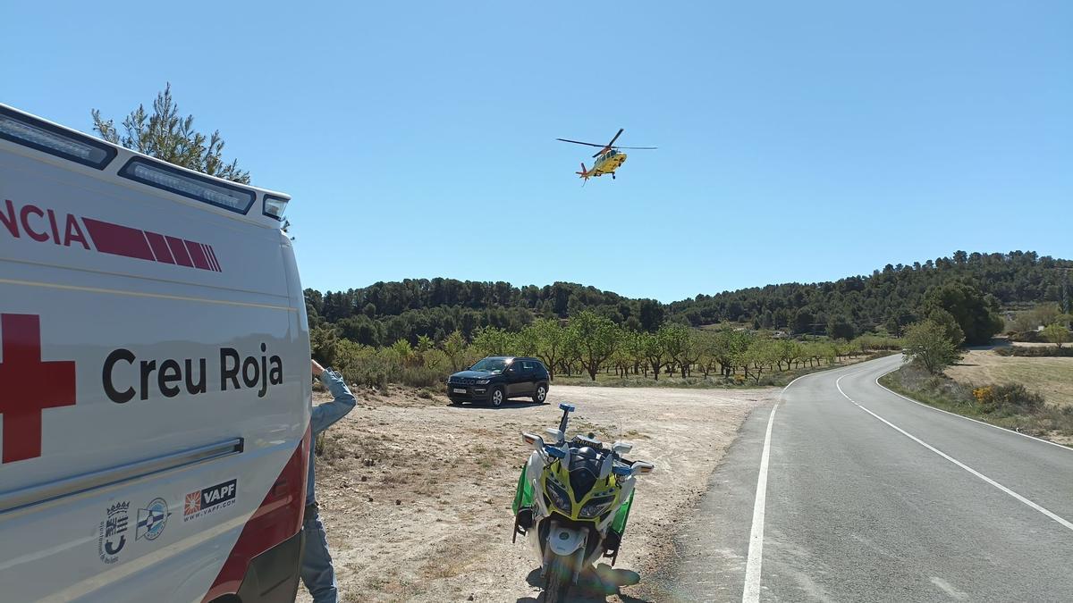 La ambulancia de Cruz Roja y el helicóptero que ha trasladado al herido desde el lugar de la caída.