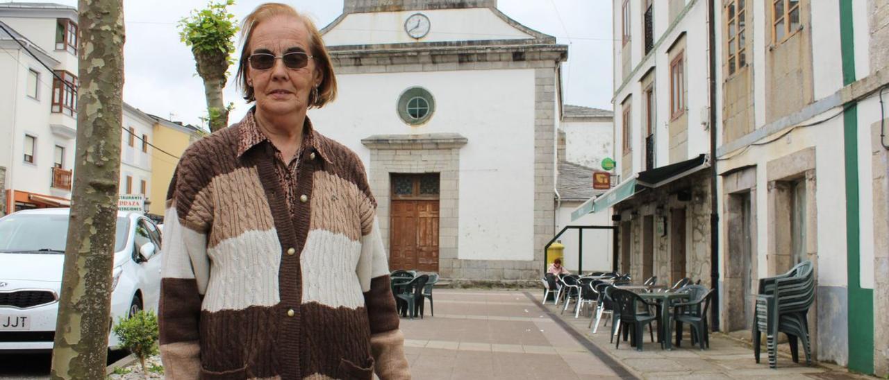 María Dolores Rudeiros, ayer, delante de la iglesia de Boal. | T. Cascudo