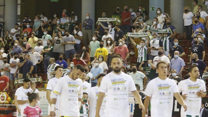 Los jugadores del Córdoba Futsal entran en la pista ante los vítores del público en Vista Alegre.