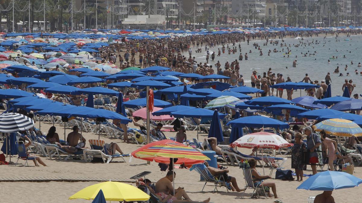 Cientos de veraneantes en la playa de Levante de Benidorm (Alicante).