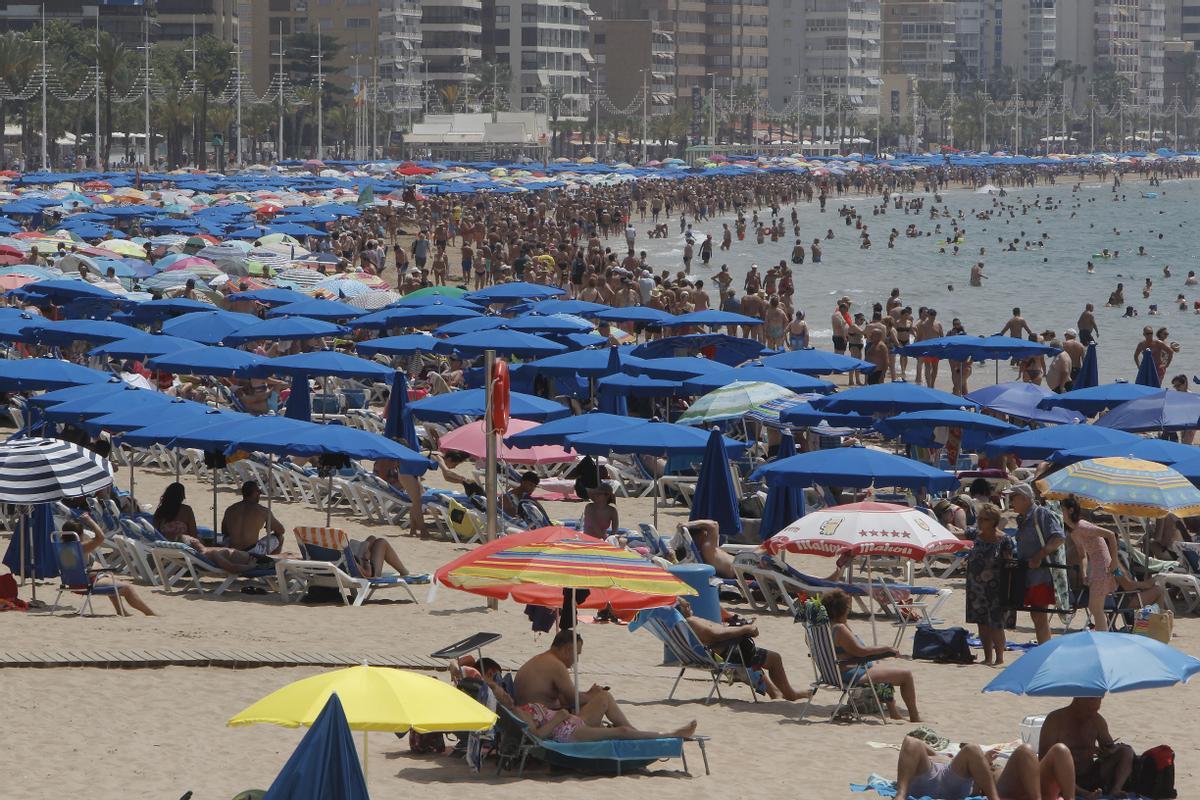 Cientos de veraneantes en la playa de Levante de Benidorm (Alicante).