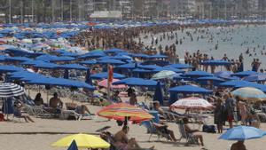 Cientos de veraneantes en la playa de Levante de Benidorm (Alicante).