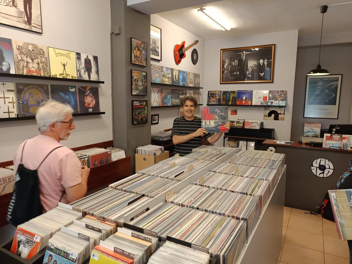 Javi Loureiro, de Mais Vinilo, sostiene un disco de Bill Evans, una joya para los coleccionistas