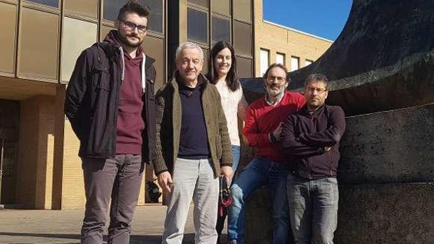 Por la izquierda, Pablo Pérez Núñez, Antonio Bahamonde, Beatriz Remeseiro, Óscar Luaces y Jorge Díez Peláez, en el campus de Gijón.