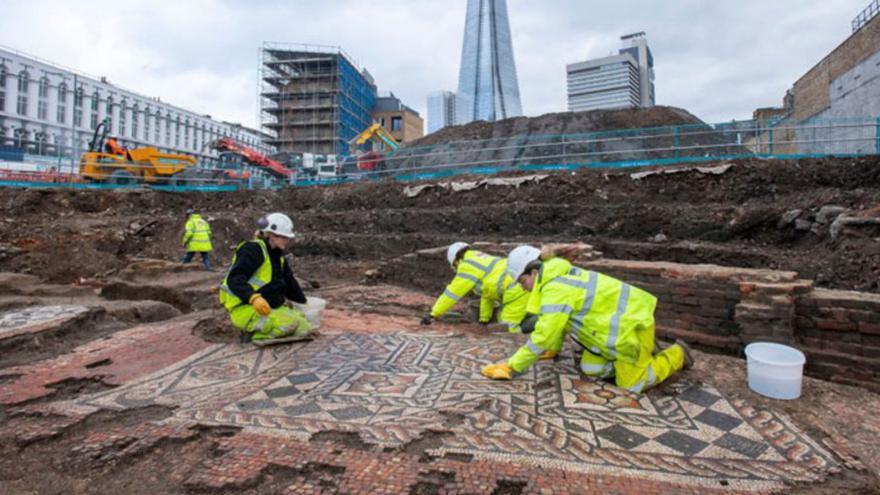 Excavan en Londres un mosaico romano similar al de La Estaca