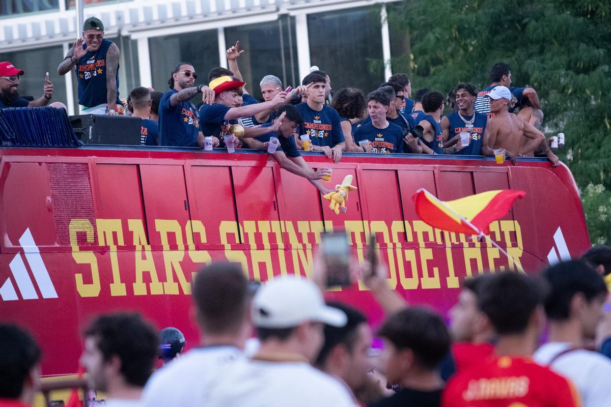 Cientos de personas reciben a los jugadores durante la rúa de celebración de la Selección Española por el triunfo en el Mundial 2026 (Madrid).