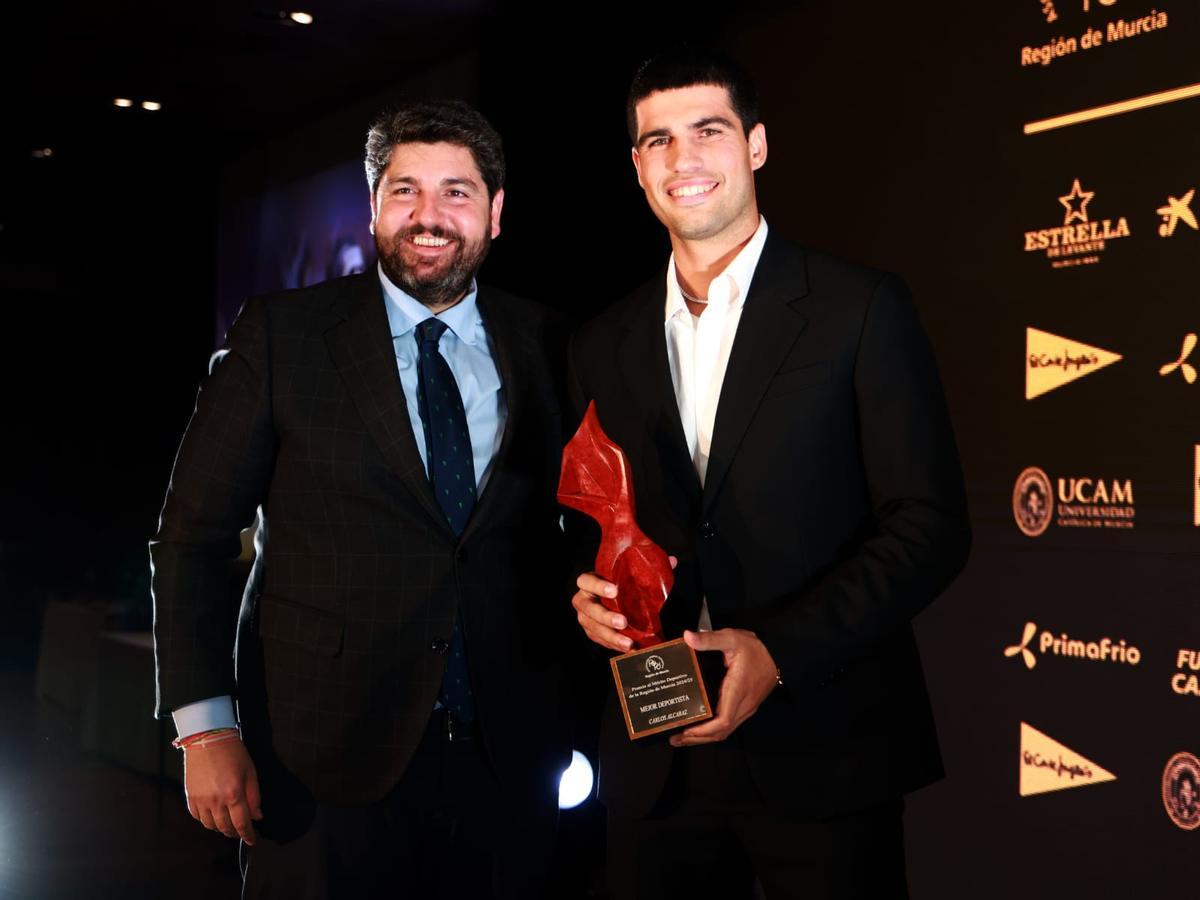 Carlos Alcaraz recibió el galardón a mejor deportista masculino.