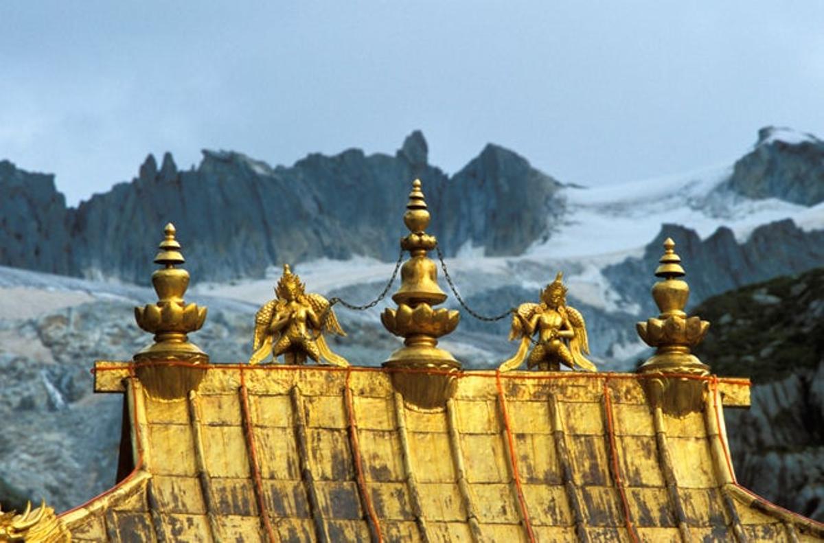 Tibet  Desde lo alto del tejado de uno de los monasterios de Tibet y con las montañas de fondo. Así es como amanece cada día en uno de los lugares más espectaculares del mundo, donde la gran altitud de su terreno y las cordilleras que lo rodean son su mayor característica. ¡Buenos días!