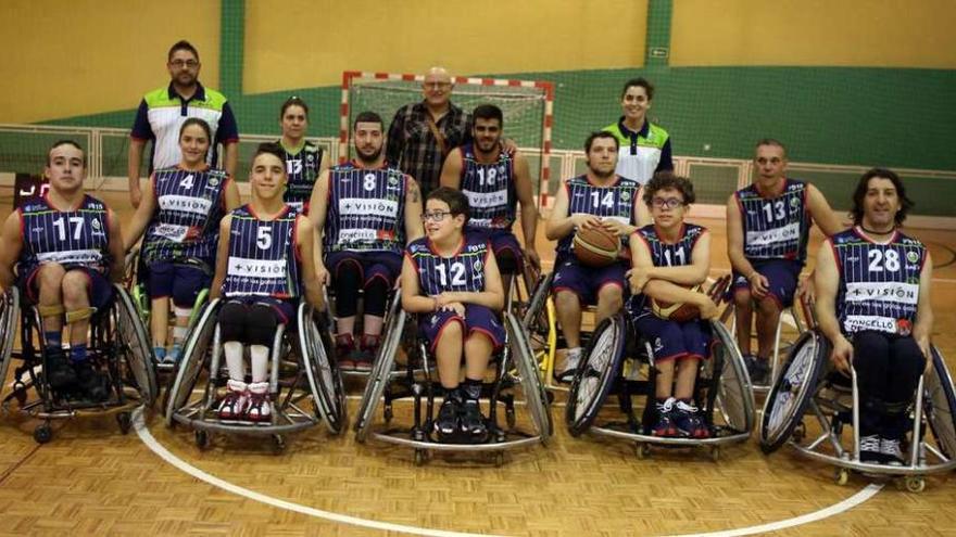 Plantilla y cuerpo técnico del MasVisión Amfiv B, que hoy debuta en Bouzas ante el Orto Tres Cruces de Zamora.