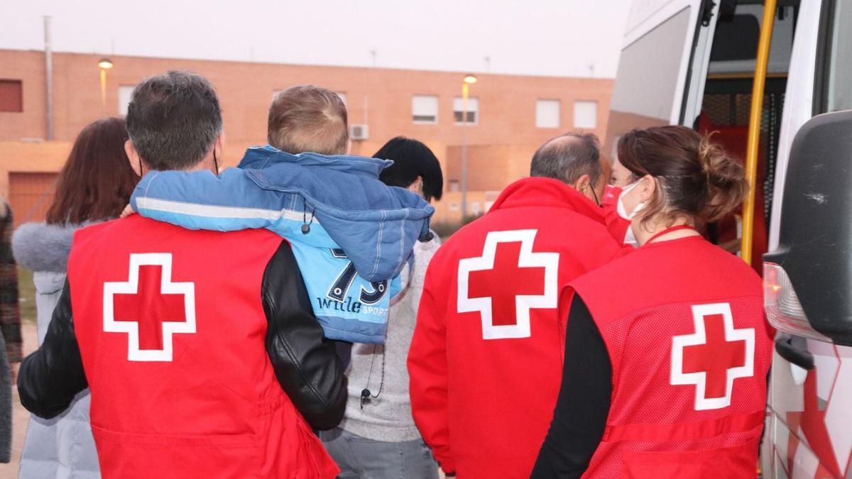 Voluntarios de Cruz Roja con refugiados ucranianos. | Cedida