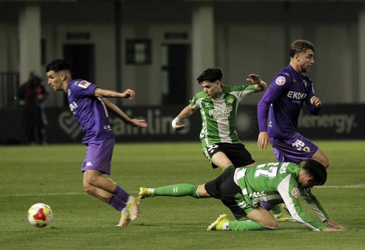 Jorge Galvañ pugna por un balón con el extremo del Betis B Morante, que cae al suelo.