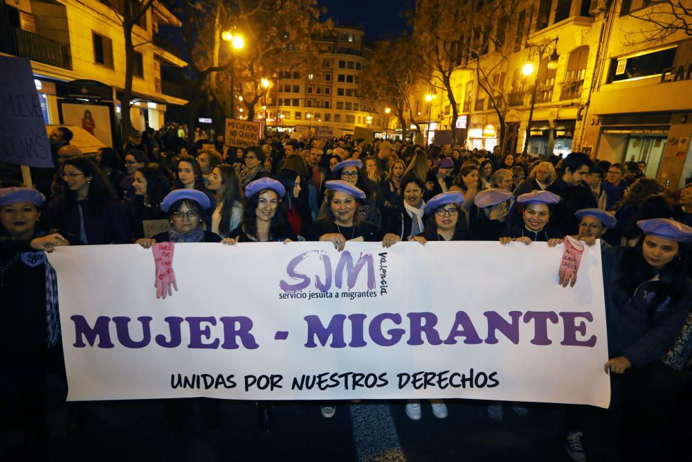 Masiva manifestación en el Día de la Mujer en València