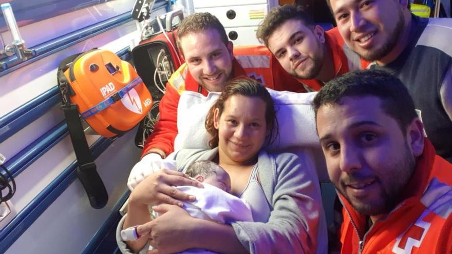 La feliz madre, durante el traslado al hospital, acompañada del equipo de Cruz Roja.