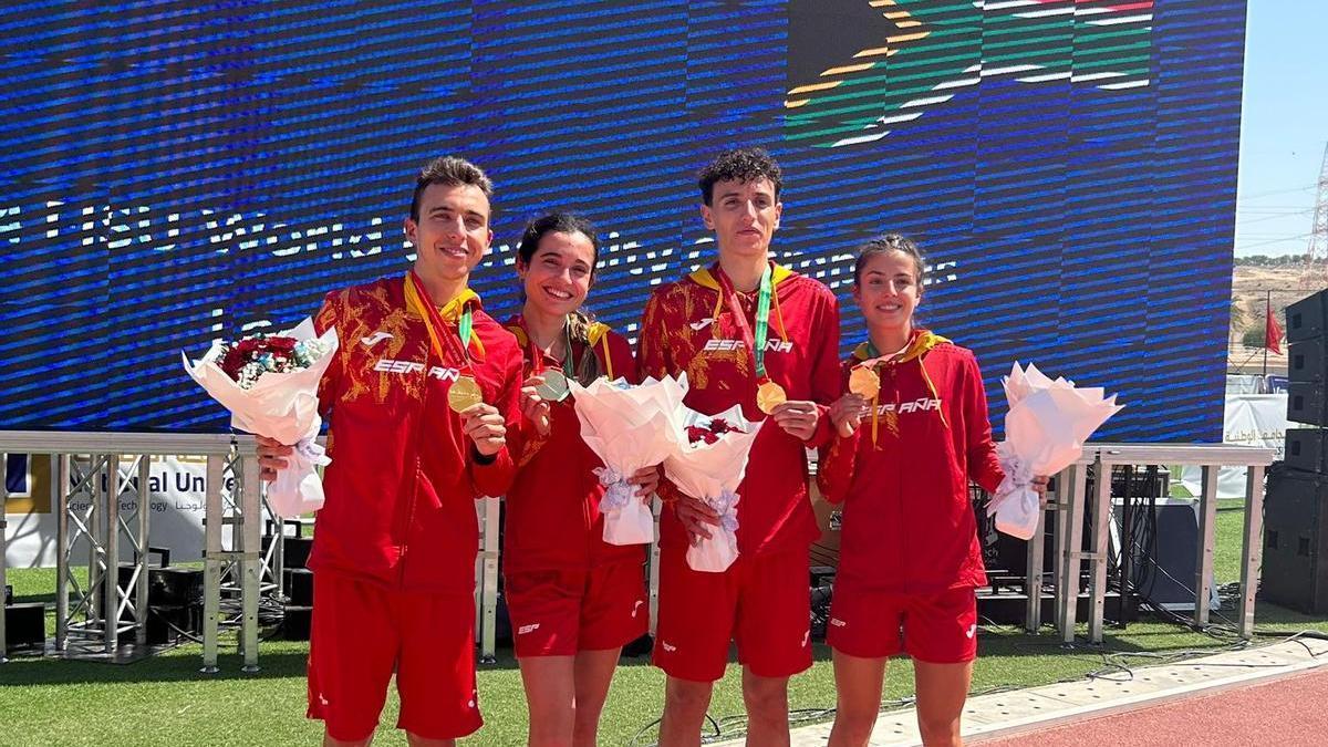 Andrea Romero, priemra por la derecha con la medalla de oro