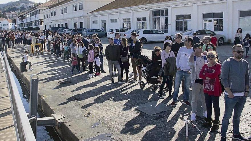 A la izquierda, cientos de personas hacen cola para poder entrar al submarino. A la derecha, un hombre, en el interior del batiscafo. // S.A.