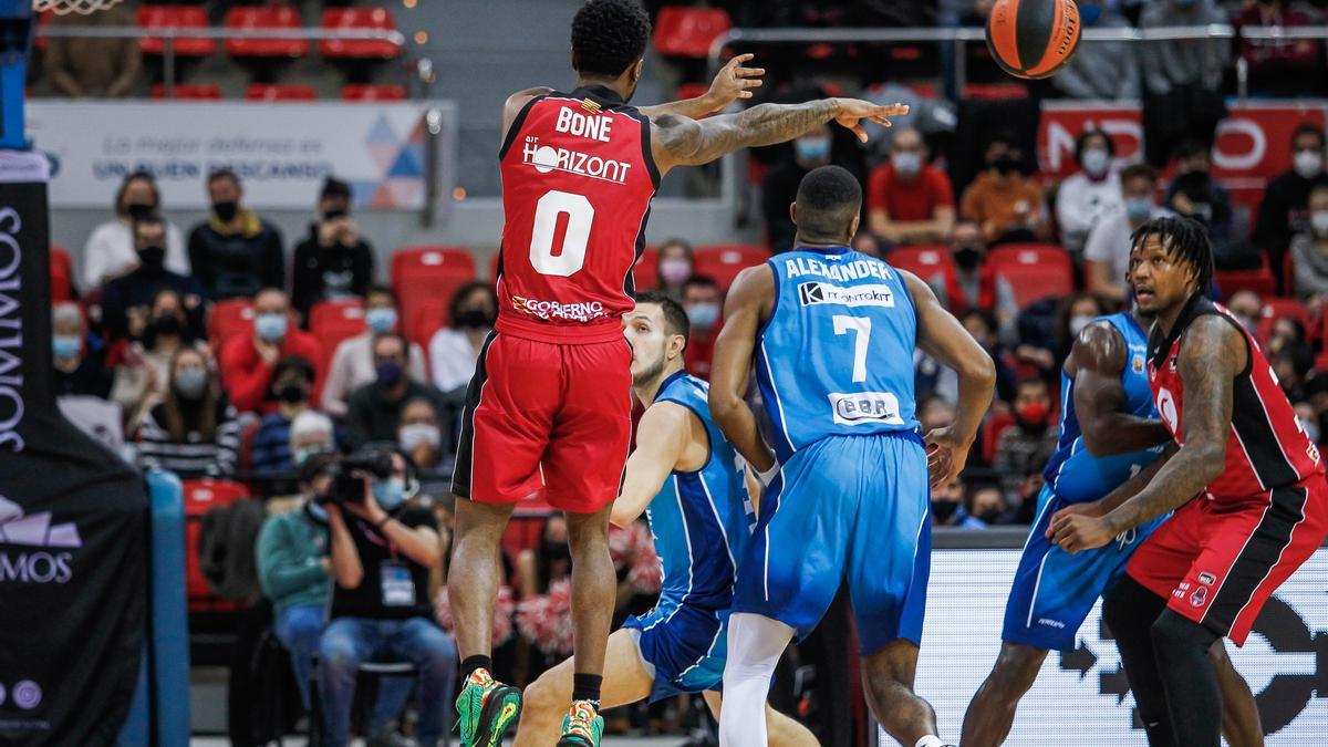 Jordan Bone pasa un balón durante el partido.