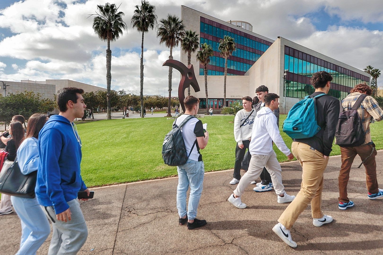 Decenas de alumnos en el Aulario General del Campus Guajara