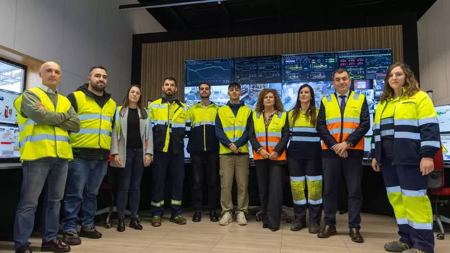 Visita de Román Rodríguez al alumnado de FP Dual en Finsa
