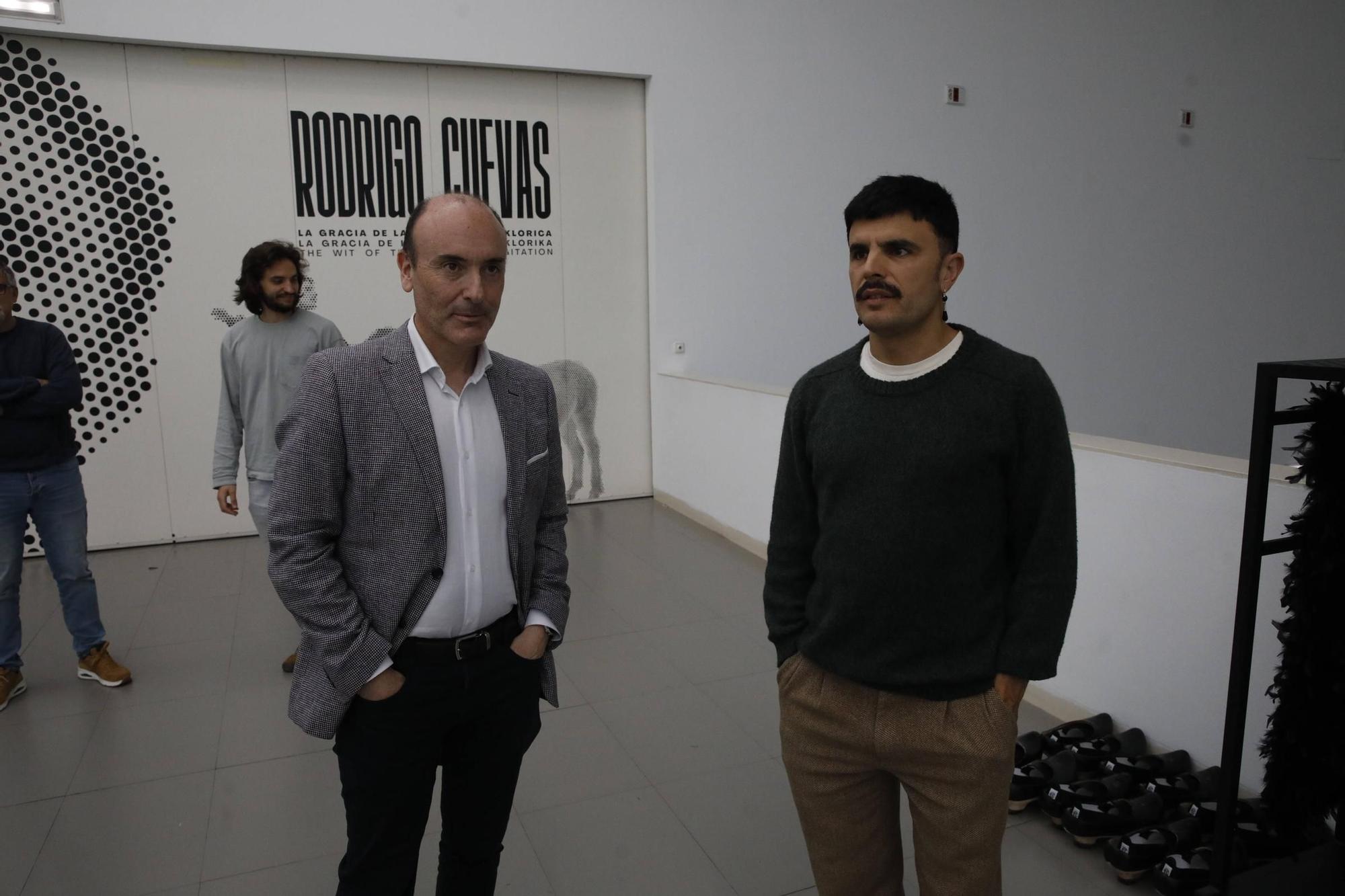 En imágenes: El universo creativo de Rodrigo Cuevas invade Laboral Centro de Arte