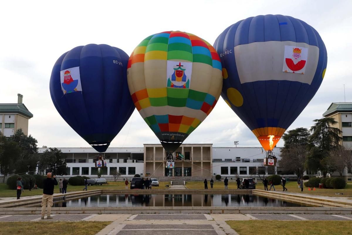 Los Reyes Magos surcan en globo el cielo de Córdoba