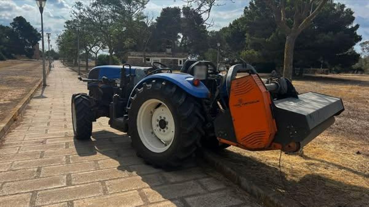 El tractor que ha desatado un incendio agrícola al saltar una chispa después de pisar una varilla de hierro.