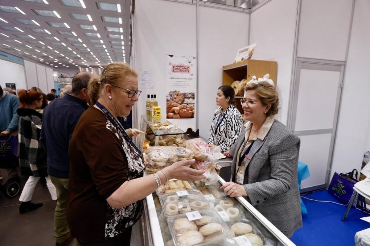 Degustación de pasteles en uno de los expositores de Sabor a Córdoba este sábado.
