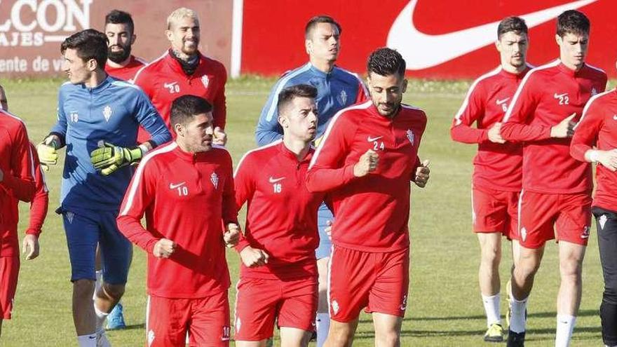 Los jugadores del Sporting, en el entrenamiento de ayer por la tarde en Mareo, tras el regreso de Tenerife.