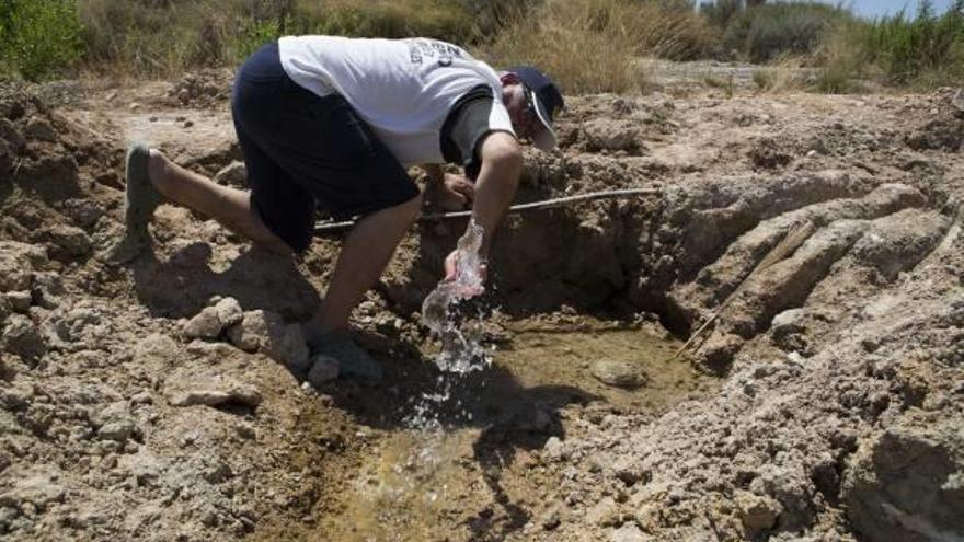 El vertido de aguas en una zona de la partida se ha convertido en una estampa desagradable diaria en Alicante.