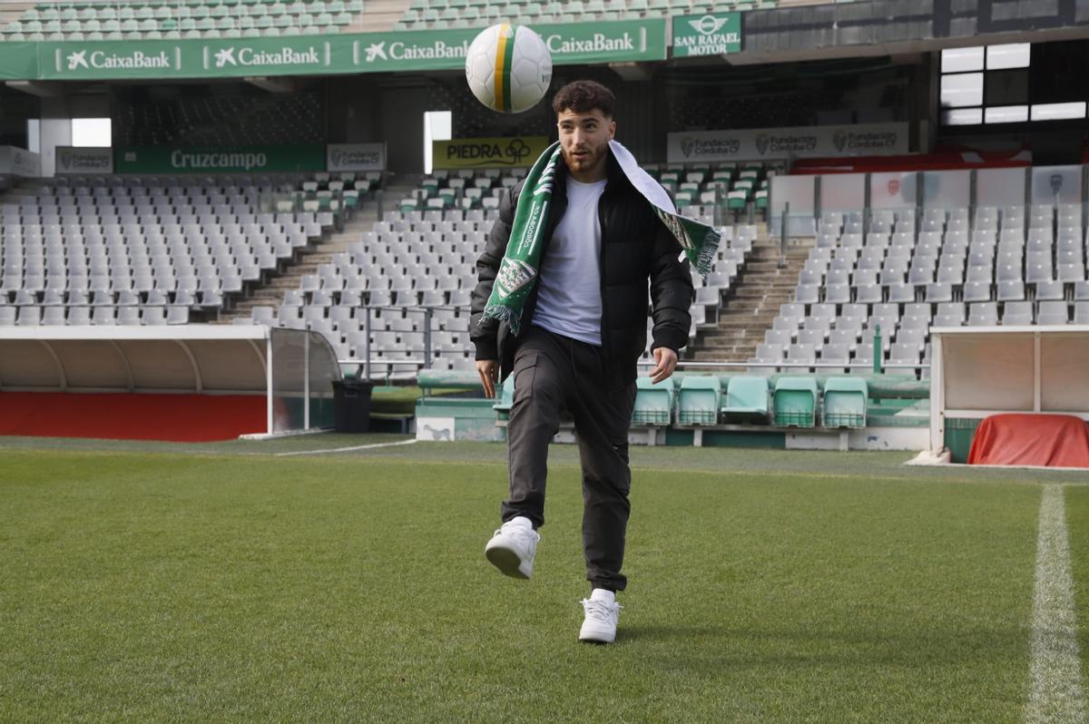 Armando Shashoua toca el balón durante su presentación oficial como jugador del Córdoba CF, en El Arcángel.