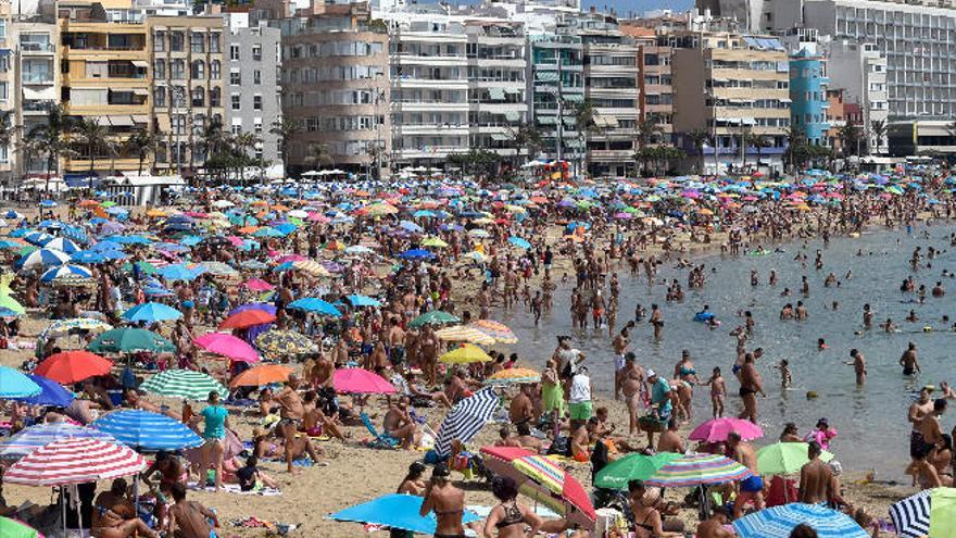 Las Canteras, la mejor playa de España para acudir en familia