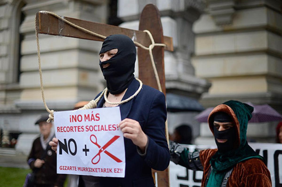 Protesta contra les retallades del Govern basc davant de la Diputació de Biscaia, a Bilbao.