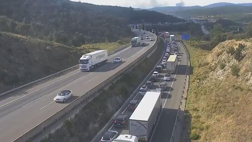 Cues quilòmetriques a la frontera per l&#039;incendi d&#039;un cotxe a l&#039;AP-7 a la Jonquera