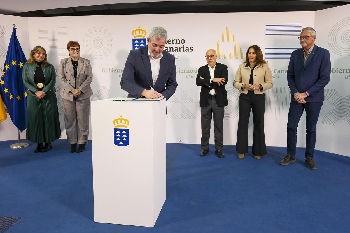 Un instante de la firma de los convenios.