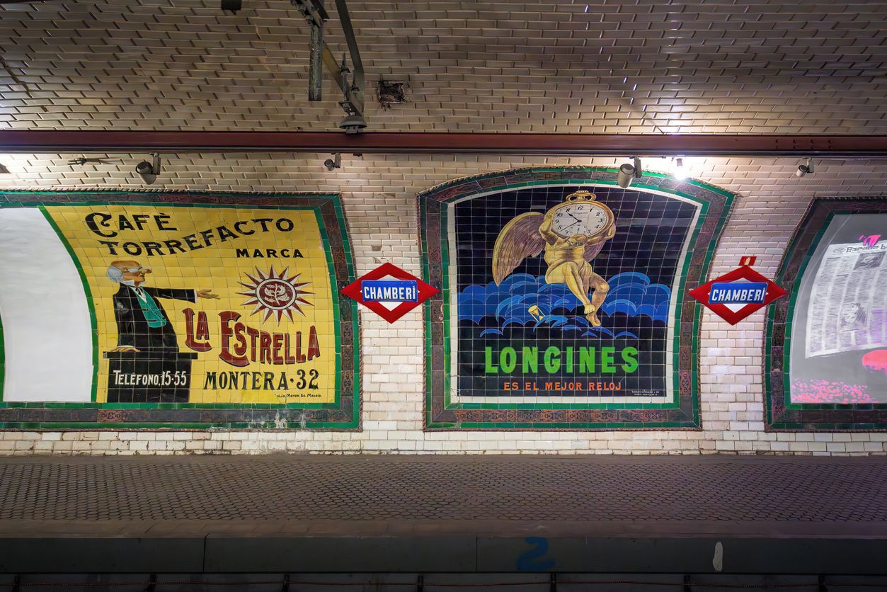 Antiguos murales en el metro de Madrid.