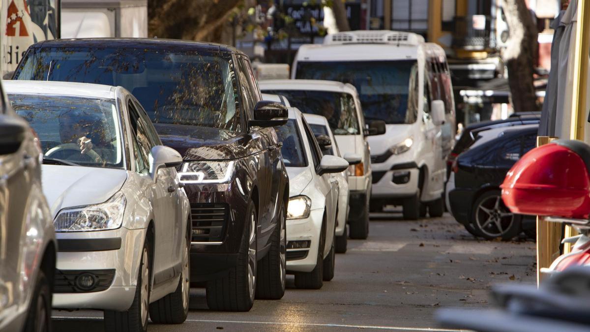 Coches en una calle de Xàtiva, en una imagen reciente.
