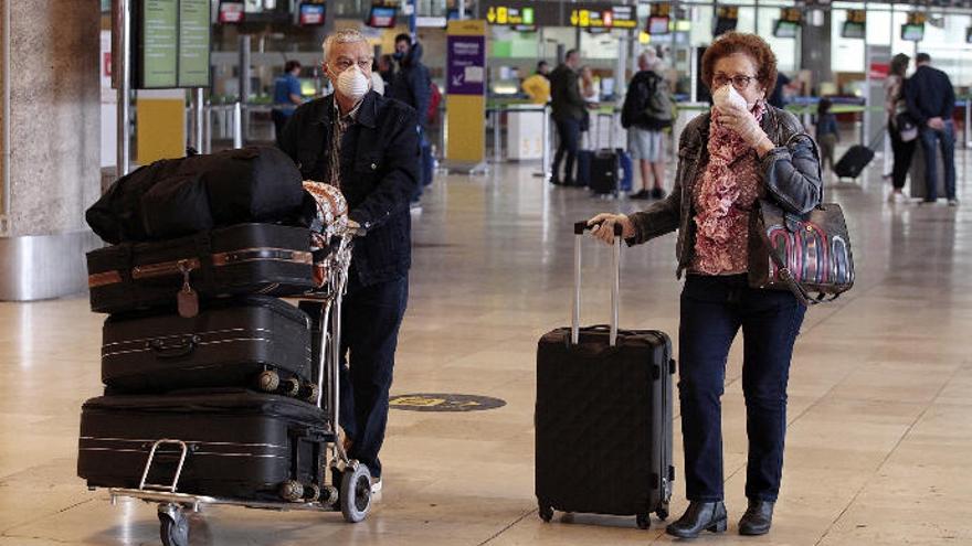 Dos turistas en un aeropuerto tinerfeño.