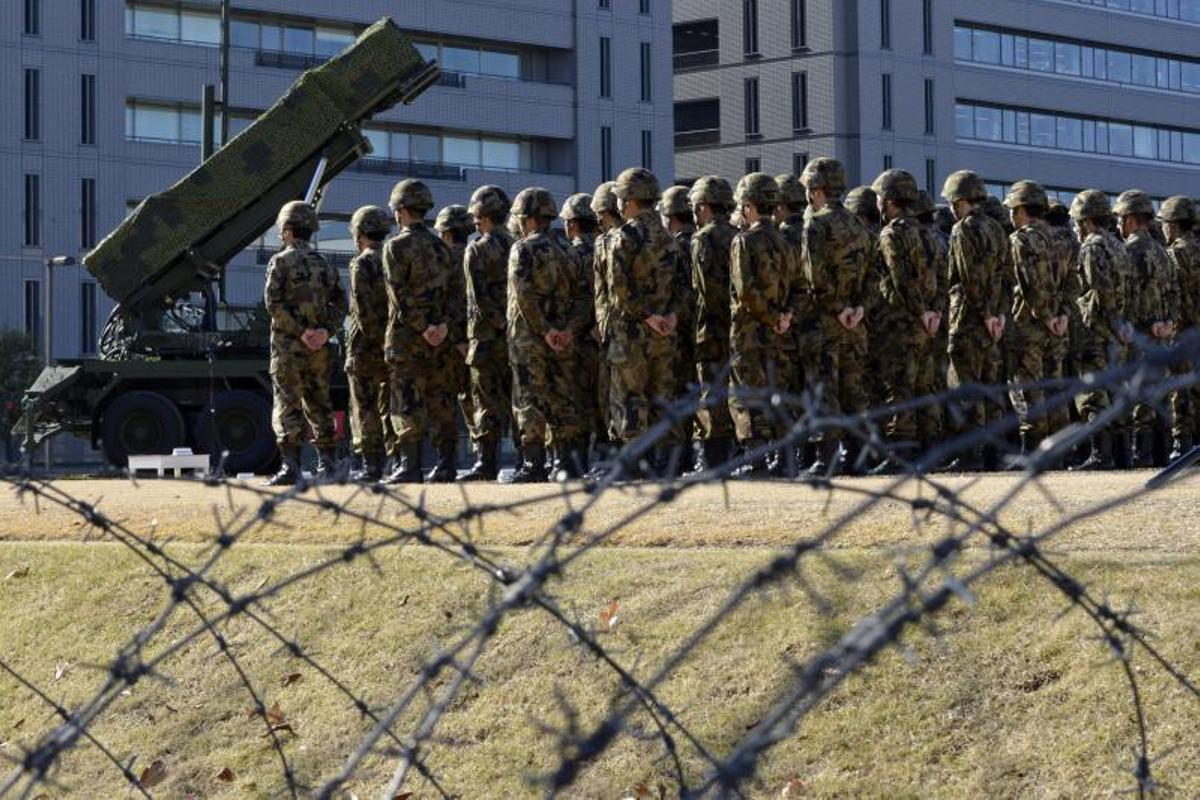 Soldados japoneses forman junto a una batería de defensa antimisil en Tokio.