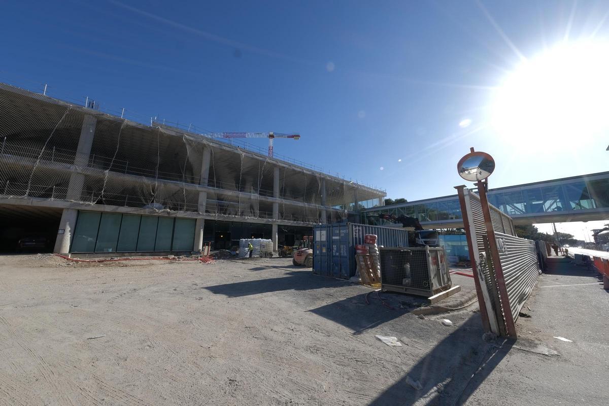 La nueva pasarela sale de la zona ampliada de la terminal
