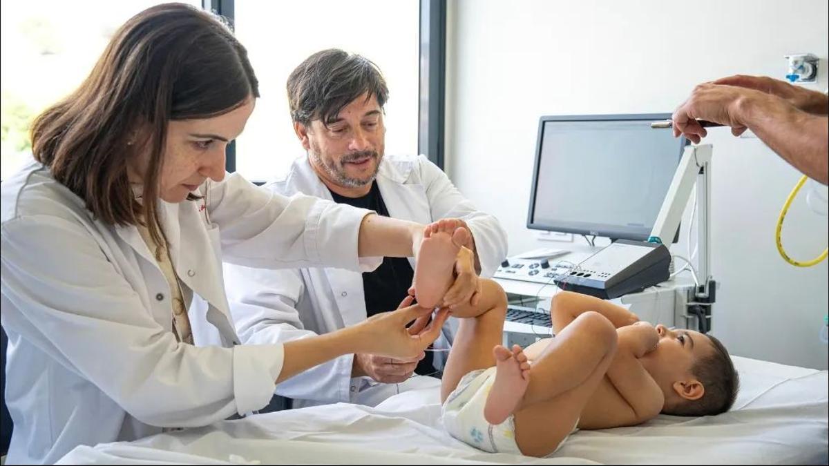 La doctora Laura Carrera y el doctor Andrés Nascimento con Daniel, un paciente con la enfermedad ultrarrara SPG50 en Sant Joan de Déu.