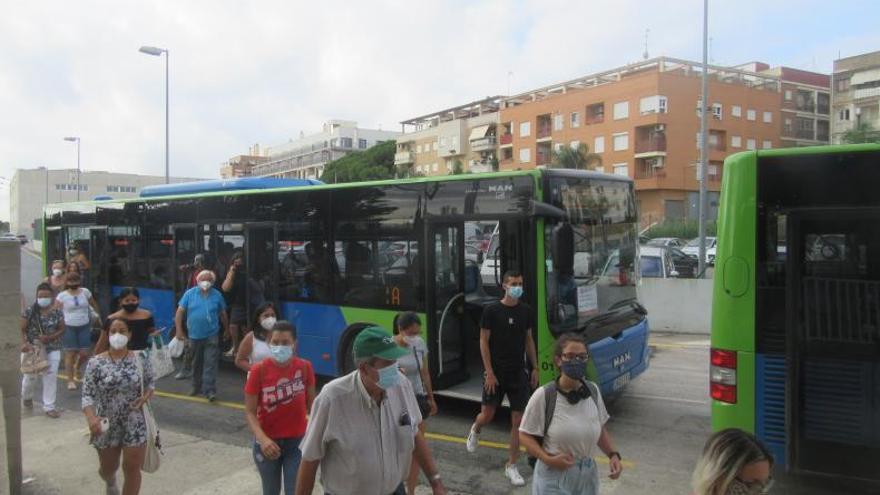 Los pasajeros llegan a la estación de Burjassot procedentes de Empalme. | V. RUIZ SANCHO