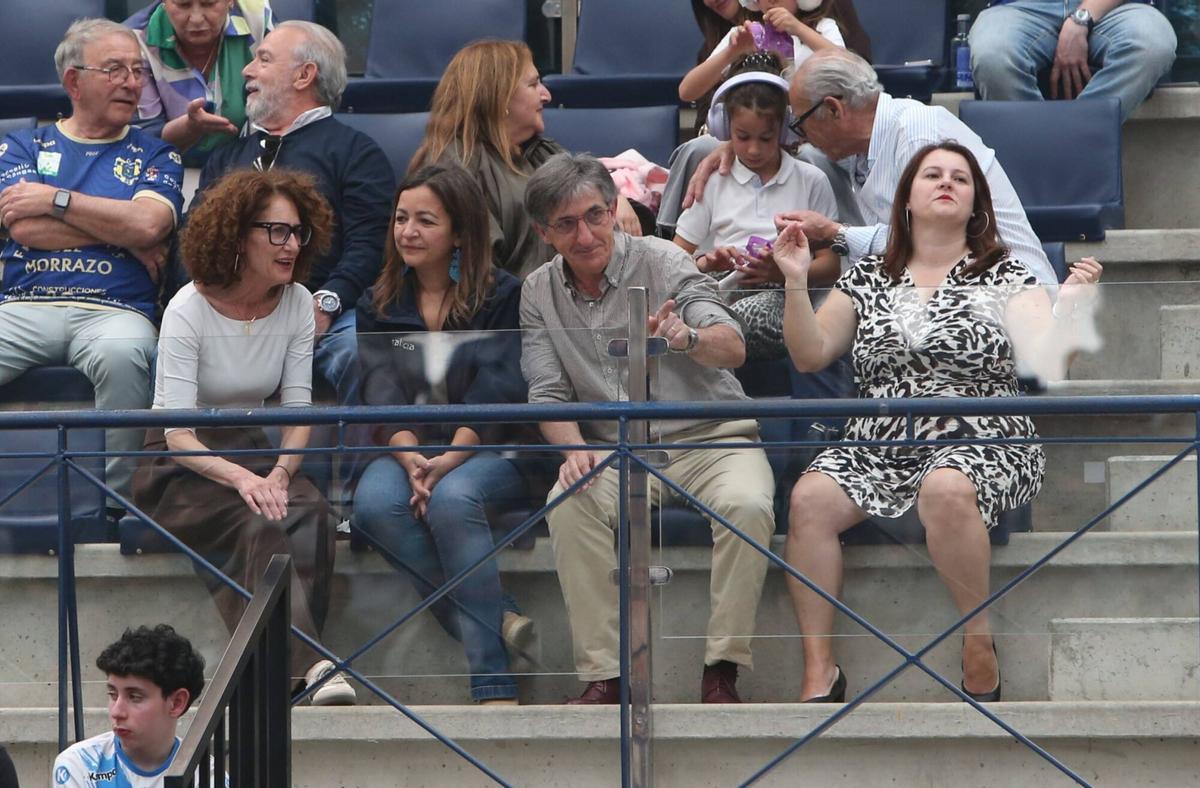 La conselleira do Mar, Marta Villaverde, en el palco de O Gatañal junto a la concejala Loli Hermelo, al presidente del Cangas (Alberto González) y a la alcaldesa (Araceli Gestido)
