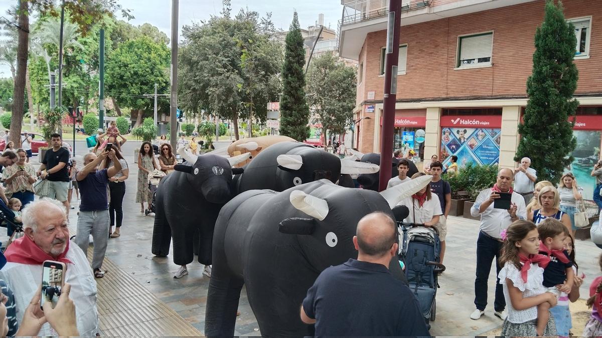 Los toros hinchables invadieron el paseo Alfonso X El Sabio durante la Feria de Murcia.