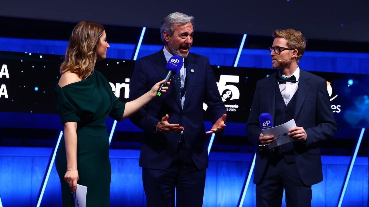 Los periodistas Laura Carnicero y Jorge Heras entrevistan a Jorge Azcón en la gala Aragoneses del Año.