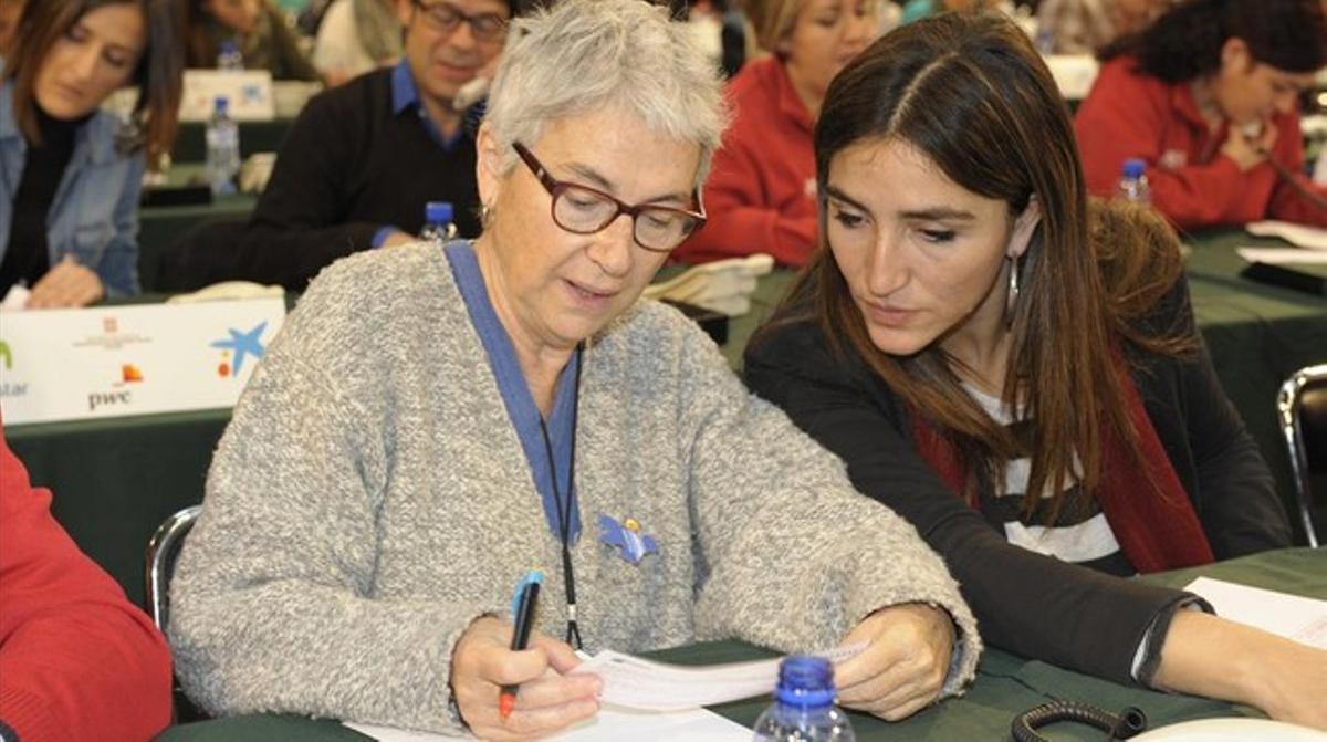 Muriel Casals y Rocío Martñinez Sampere, en la sala de teléfonos de ’La Marató’.